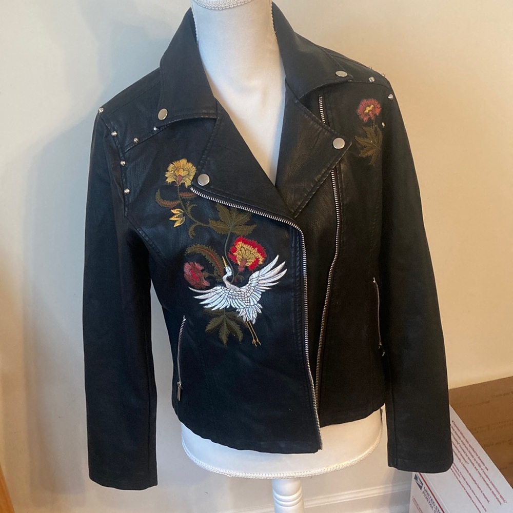 Yadanluwa Sz Large black vegan leather embroidered flowers with metal studs coat